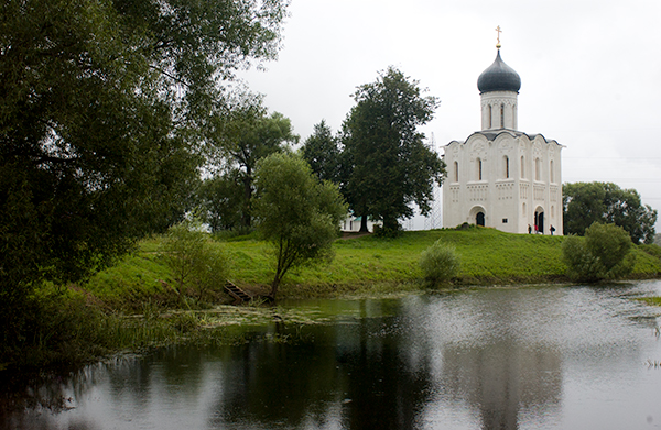 Les chrétiens orthodoxes russes croient que Bogolyubovo a été fondée à l'endroit où Bogolyubsky a eu une vision miraculeuse de la Théotokos (Vierge Marie), qui lui aurait ordonné de construire une église et un monastère à cet endroit