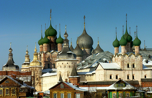 Cité pour la première fois en 862 en tant qu'établissement important, au 10ème siècle, Rostov devint la capitale de l'une des plus importantes principautés russes. Elle fut incorporé à la Moscovie en 1474. Même après la perte de son indépendance, Rostov demeura un centre ecclésiastique de la plus haute importance (à partir de 988, il fut le siège d'un des premiers évêchés russes. Au 14ème siècle, les évêques de Rostov devinrent des archevêques. et à la fin du 16ème siècle, métropolitains