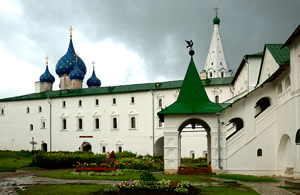 Suzdal est l'une des plus anciennes villes russes. Au 12ème siècle, elle devint la capitale de la principauté de Moscou. Située dans une zone de culture de blé fertile, Suzdal est restée un centre commercial même après les invasions Mongols. Finalement, elle s'unit à Nijni-Novgorod jusqu'à ce que les deux soient annexées par Moscou en 1392. Il existe de nombreux monuments remarquables à Suzdal, tels que la cathédrale de la Transfiguration du Sauveur et le couvent d'Alexandrovski.