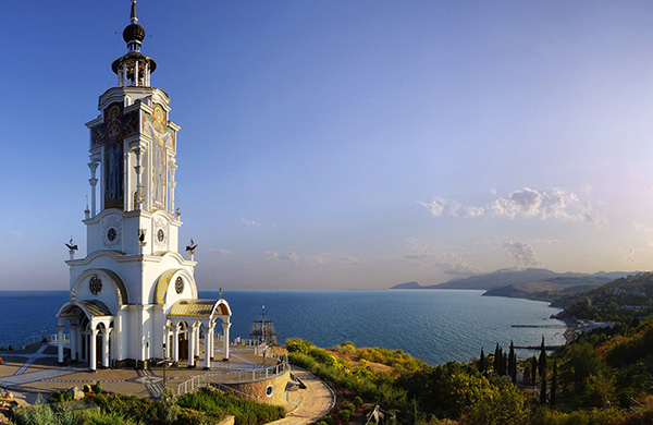 Evpatoria was a Khazar settlement called Guzliev. Later he was subordinated to the Mongols and the Crimean Khanate. During this period, the city was called Kezlev. In 1783, Kezlev, along with the rest of Crimea, was captured by the Russian Empire. Its name was officially changed to Evpatoria. In the 30s of the last century, the natural factors of the area created excellent conditions for the treatment of tuberculosis and other childhood diseases. In Evpatoria there are resorts of mineral water, salt and mud lakes